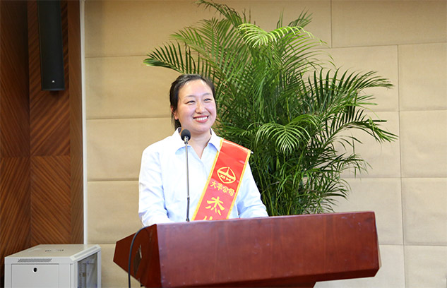市場(chǎng)營(yíng)銷中心劉巍巍、技術(shù)中心王夏偉代表杰出團(tuán)隊(duì)及優(yōu)秀個(gè)人發(fā)言