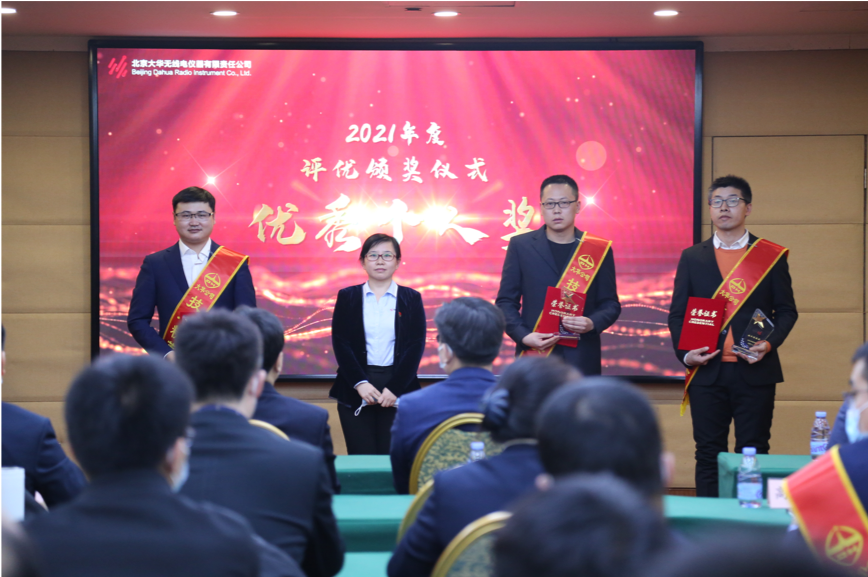 大華公司副總經(jīng)理?xiàng)钣?、副總?jīng)理邵楠、副總經(jīng)理孫曉斌、副總經(jīng)理岳春梅為王夏偉、王偉、高洪峰頒發(fā)優(yōu)秀個(gè)人“技術(shù)精英獎(jiǎng)”，為王昊川、楊金旺頒發(fā)優(yōu)秀個(gè)人“市場(chǎng)先鋒獎(jiǎng)”，為張楠、許碩、李賀頒發(fā)優(yōu)秀個(gè)人“運(yùn)營(yíng)標(biāo)兵獎(jiǎng)”，為周景浩、張二亮頒發(fā)“最佳新銳獎(jiǎng)”。